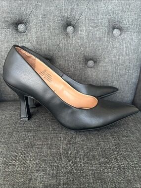 Time Thru Classic Black Pointed-Toe Pumps - worn once inside house size 6